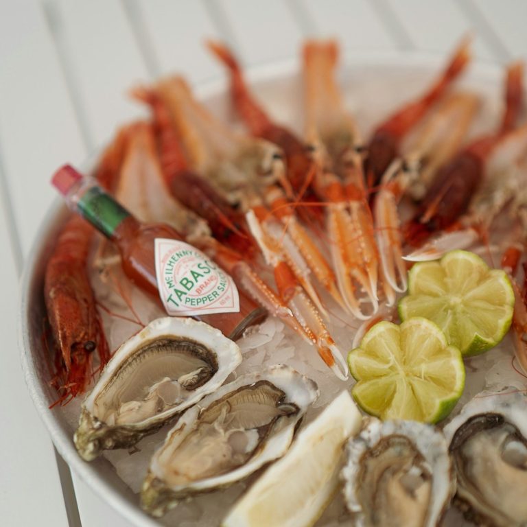 Plateau de fruits de mer avec crevettes, huîtres, quartiers de citron et sauce piquante. Plateau de fruits de mer avec crevettes, huîtres, quartiers de citron et sauce piquante.